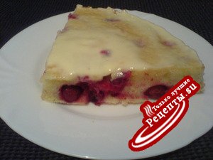 Бисквитный пирог с ягодами под сметанной заливкой