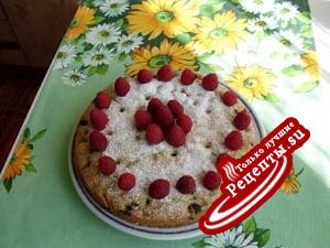 Бисквитный пирог с ягодами