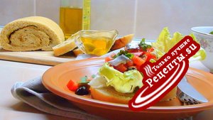 Домашний хлеб на оливковом масле с чесночной пастой и салатом по-испански.