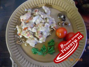 Филе кролика, запеченное в сметанно-сырном соусе с помидорами и грецким орехом