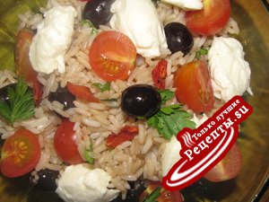 Итальянский рисовый салат с маслинами и моццареллой