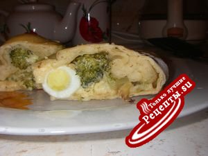 Кальцоне с брокколи и перепелиными яйцами