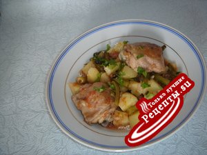 Картофель с куриными бедрышками и зеленой фасолью