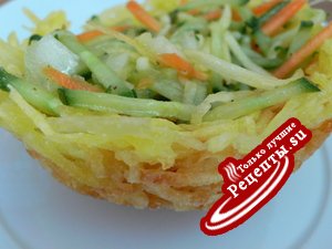 Картофельные гнезда с салатом