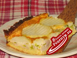 Картофельный «пирог» с курицей и пореем.