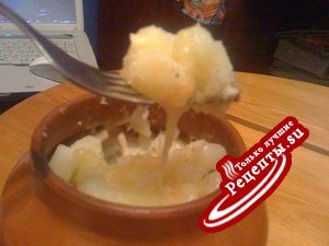 Картошечка с грибным соусом и сыром в горшочках