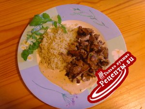 Кинуа с лисичками и со свинной вырезкой под белым соусом