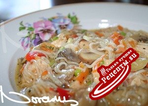 Китайский грибной суп с рисовой лапшой