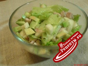 Куриный салат с авокадо и яблоком