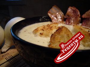 Луково - чесночный крем-суп с чесночными гренками и беконом.