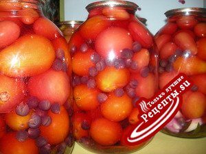 Маринованные помидоры с виноградом