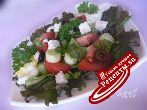 Овощной салат с Фетой и яйцами- пашот.