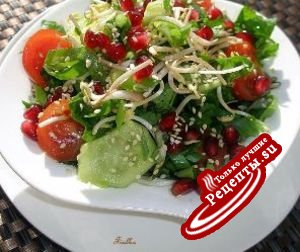 Овощной салат с листьями дайкона и гаранатовыми зернами