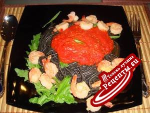 Паста спагетти с чернилами каракатицы и креветками с острым помидорным соусом