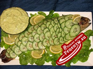 Печёная лососевая форель с авокадно-укропным соусом