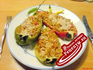 Перец, наполненный рисом и запечённый в духовке