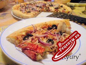 Пицца с грибами, беконом и свежим луком