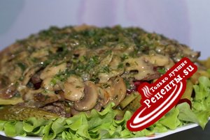 Пряный салат с говядиной, свёклой и грибами