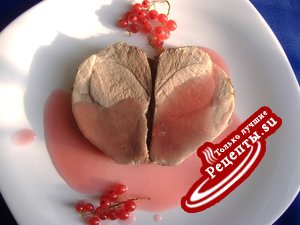 "Разбитое сердце" ( запеченная свинина с соусом из красной смородины)