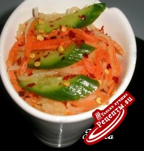 Салат из дайкона и моркови с огурцами