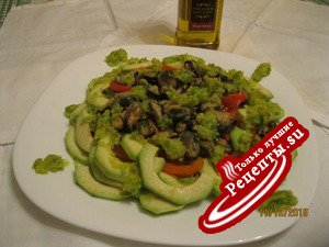 Салат из копченых мидий с зеленым соусом
