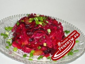 Салат из квашеной краснокочанной капусты с моченым яблоком и изюмом