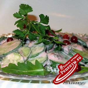 Салат из огурцов с бруснично-медовой заправкой
