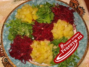 Салат-коврик со свеклой, картофелем и рукколой