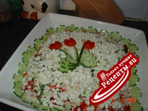 салат овощной с крабовыми палочками и брынзой