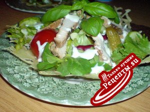 Салат "Прыгажуня"("Красавица") в сырно-кунжутовой корзинке.