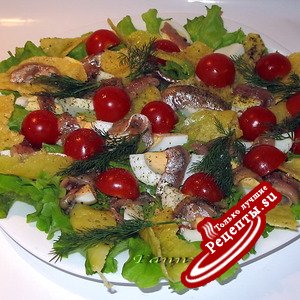 Салат с анчоусами и сырными чипсами