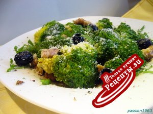 Салат с брокколи, грецкими орехами и пармезаном