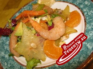 Салат с фруктами и креветками под клубничным соусом