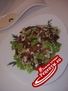 Салат с хрустящими грибами с пикантным соусом