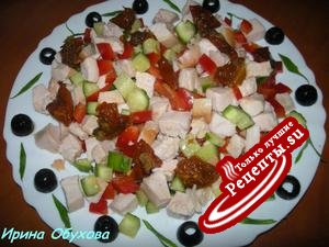 Салат с копченым куриным филе и вялеными помидорами