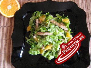 Салат с куриной грудкой и апельсинами.