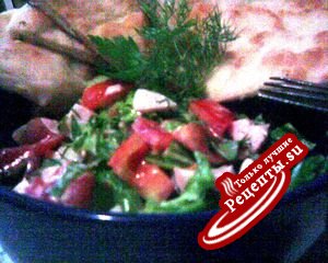 Салат с рукколой, ветчиной и помидорами и Пресные дрожжевые лепешки к нему