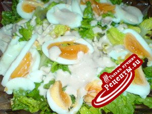 Салат зелёный с варёными яйцами и соусом из тунца