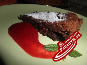 Шоколадный торт с батончиками "Марс" без муки и с малиновым соусом