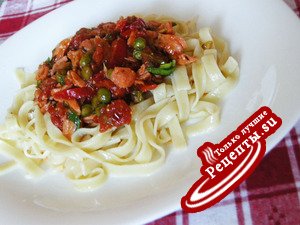 Спагетти с семгой в остром томатном соусе.