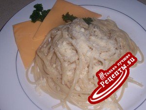 спагетти в сливочном соусе и сыром пармезан