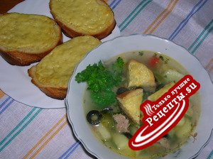 Суп из индейки с маслинами и сырными гренками