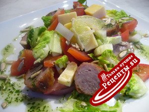 Теплый салат с колбасками и сыром