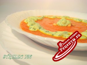 Томатный суп-пюре с кедровыми орехами и зеленым соусом.