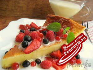 Творожный пирог с ванильным соусом и ягодами