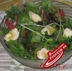 Зеленый салат с перепелиными яйцами-пашот и беконом