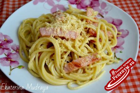 Карбонара – это название острого итальянского соуса, которым заправляют пасту и спагетти. Попробовать это вкусное блюдо можно в любом ресторане. Но овладеть мастерством его приготовления можно и у себя на кухне!:)