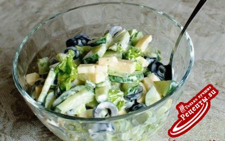       Огуречный салат с маслинами и сыром