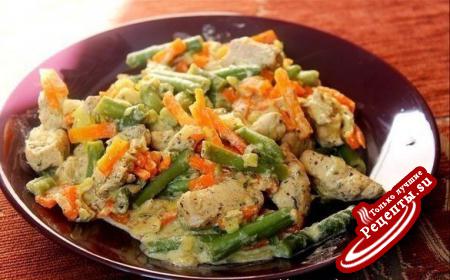 Курица со стручковой фасолью и овощами в сливочном соусе