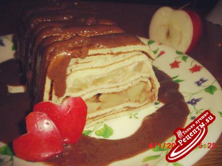 Пирог блинный с яблочной начинкой и с шоколадным соусомАвтор: Айгуль ГариповаБлинный пирог с яблочно-сметанной начинкой